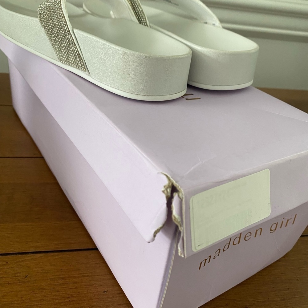 MADDEN GIRL Lola R Embellished Footbed Thong Sandal NWT Size 5M - Picture 6 of 7